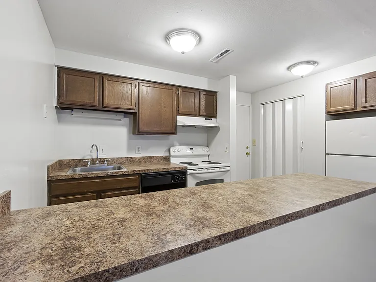 Greenwich Manor Apartments — Photo 23