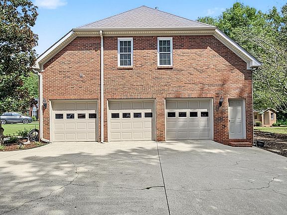 2nd image of 101 Bayberry Ln
