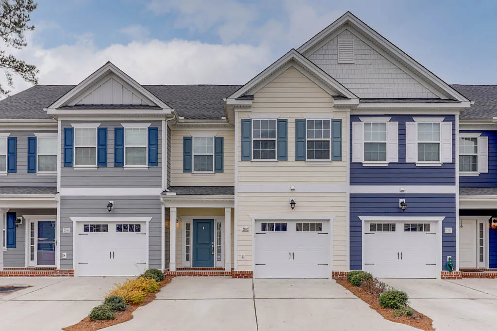 3 bed, 2.5 bath, 1657 sqft, $2,350 — Photo 1