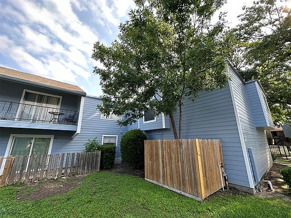 5th image of 5625 Antoine Dr #820