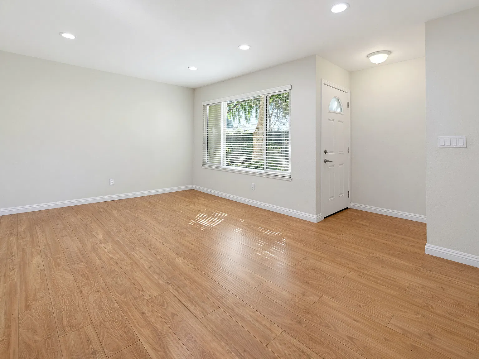2 bed, 2.5 bath, 1300 sqft, $3,900 — Photo 3