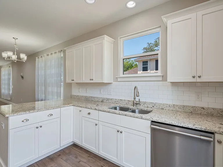 401 King St — Photo 14