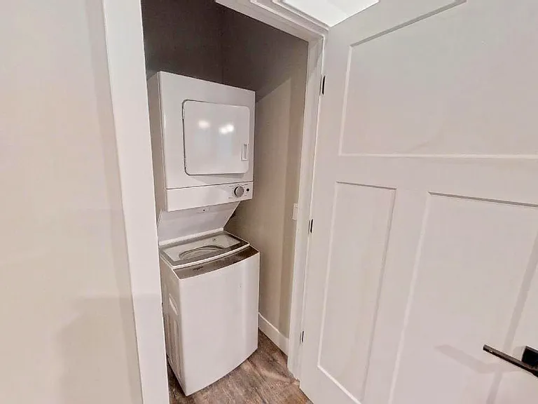 104 E John St — Photo 15