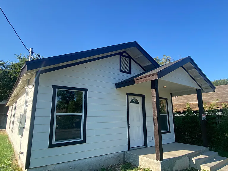 1502 Menchaca St — Photo 2