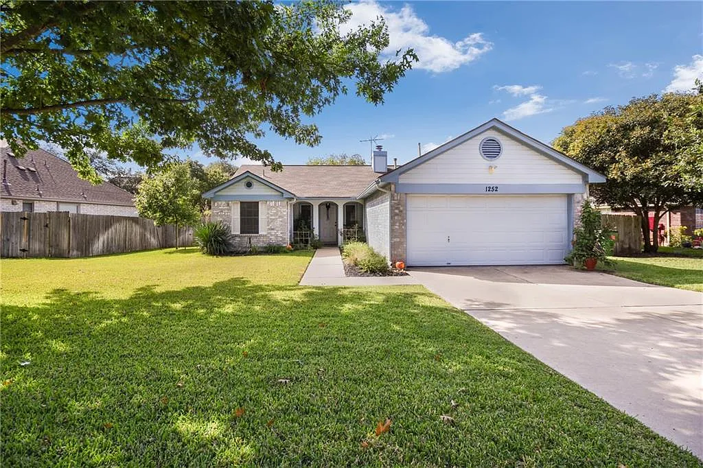 3 bed, 2.0 bath, 1240 sqft, $2,145 — Photo 1