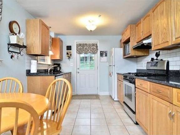 5th image of 15 Oakwood Dr