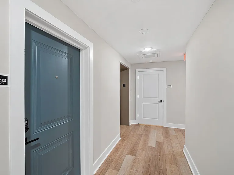 Gorgeous New Diamond St Construction Boasting Luxury Finishes — Photo 37