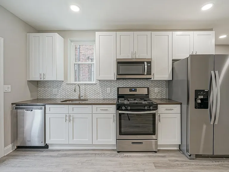 3130 Dickinson St — Photo 5