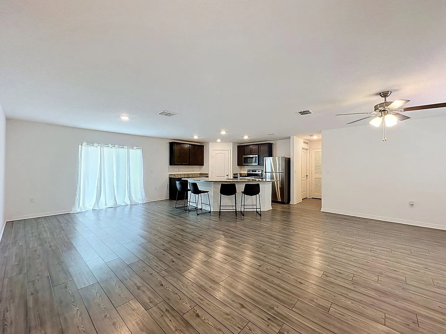 3 bedroom/2 bathroom Spacious Open-Concept Living with Modern Finishes — Photo 4