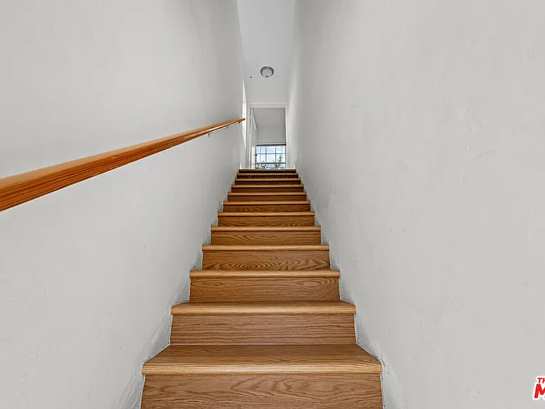 2528 1/2 Military Ave — Photo 13