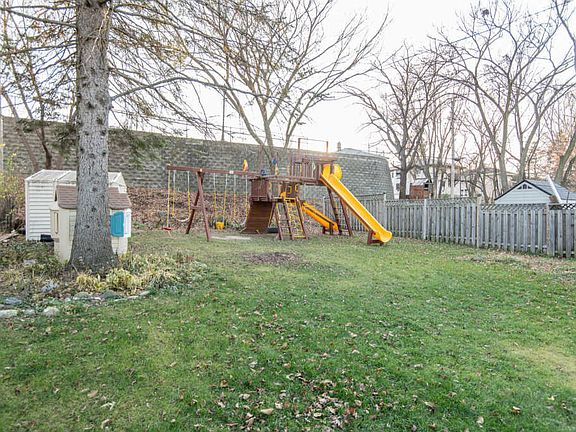 4th image of 723 Summit Ave