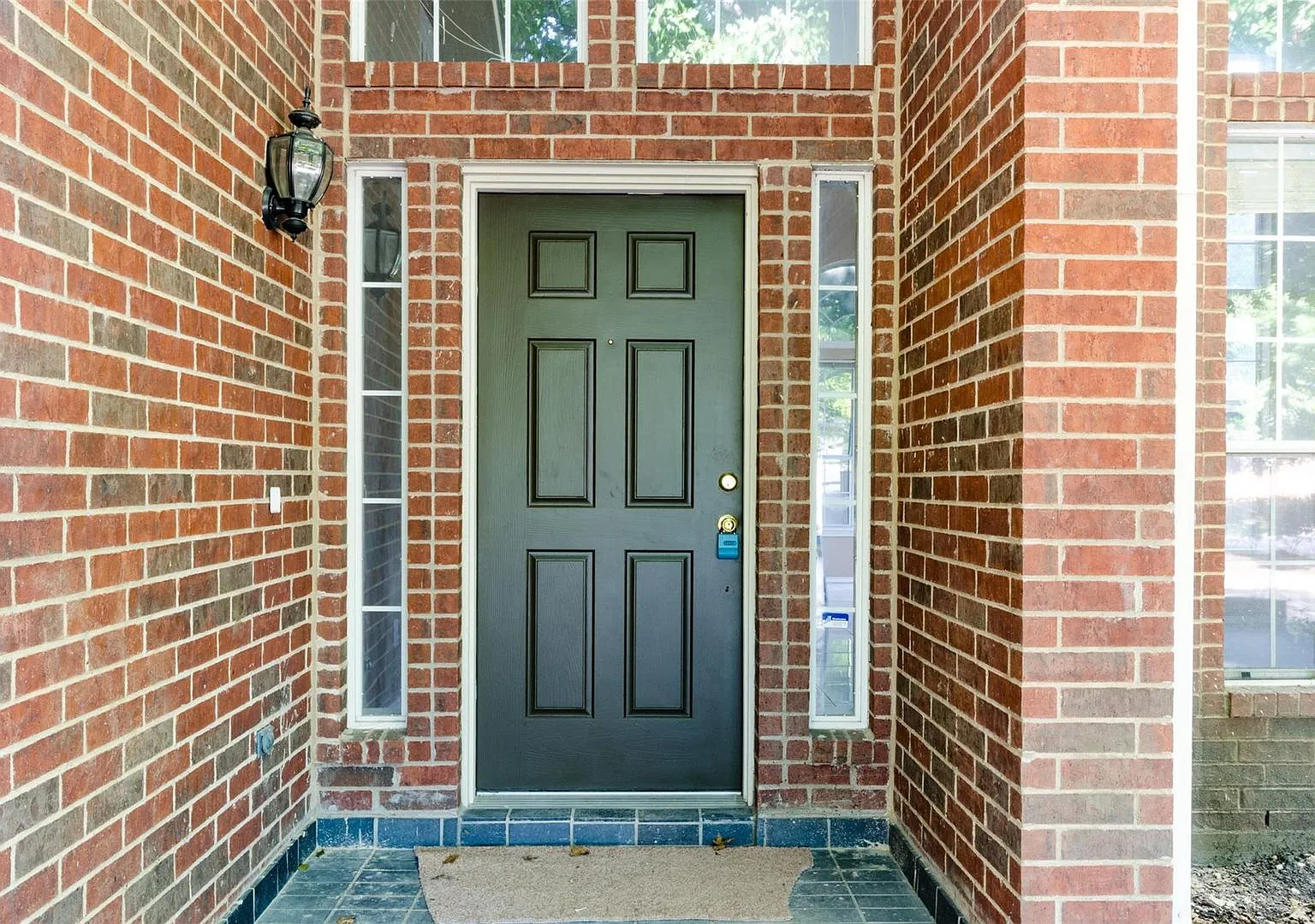 Welcome to this Beautiful Bright Home in Plano ISD. House boasts 2 story ceiling in formal living... — Photo 2