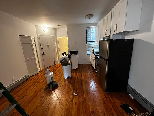 Rented by Salon Realty Corp | media 12