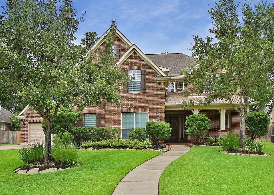 Welcome to 25102 Genesse Valley Dr in Auburn Lakes Retreat. Just 2 miles from The Woodlands and the Grand Parkway .