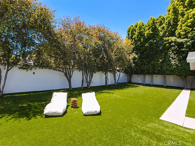 22841 Calvert St — Photo 6