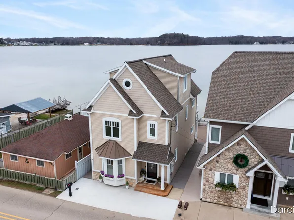 511 S Shore Dr, Caledonia, MI 49316