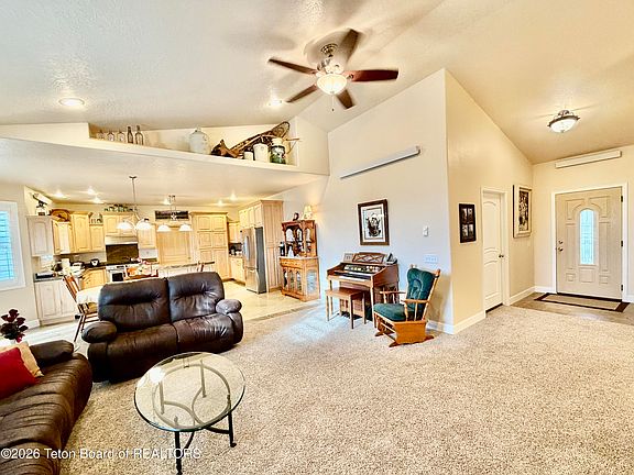 4th image of 221 Rocky Road Cres