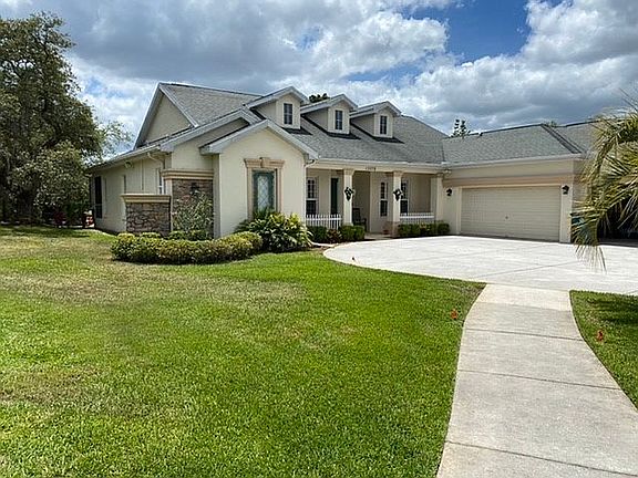 Walk way towards 3car garage