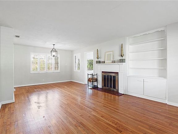 4th image of 2738 Fairmount Ave