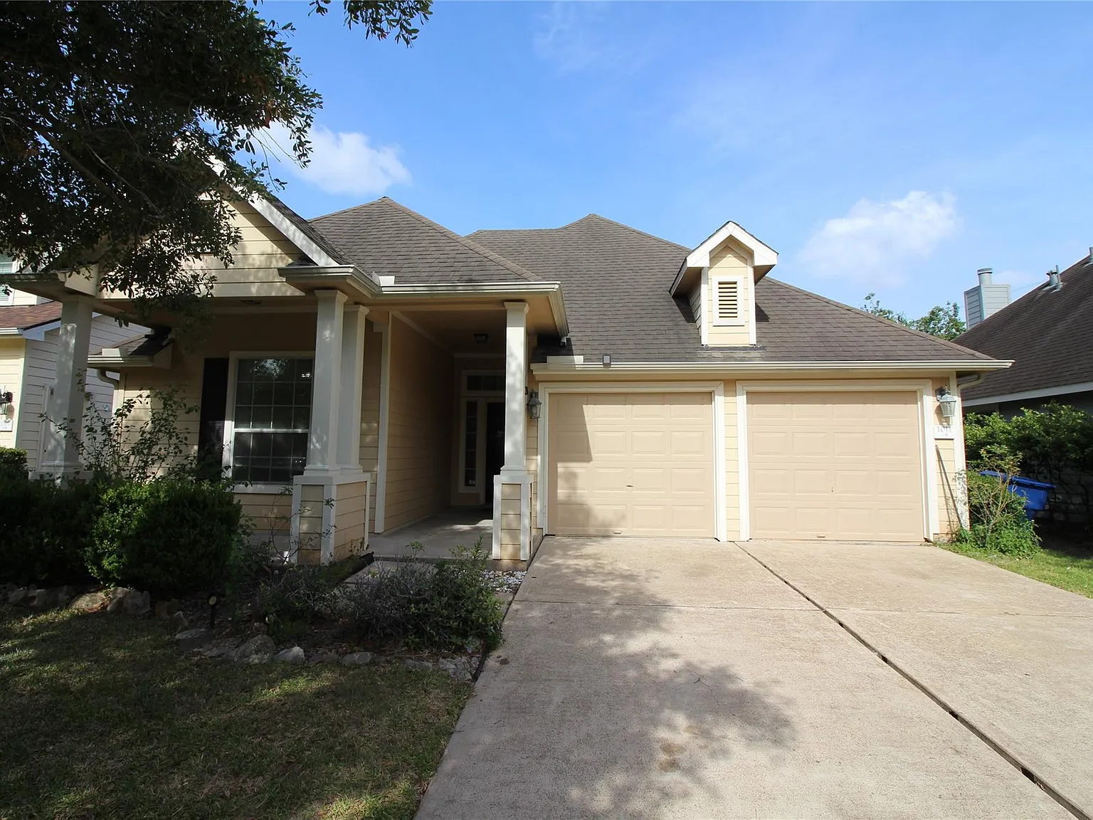 3 bed, 2.0 bath, 2011 sqft, $2,300 — Photo 2