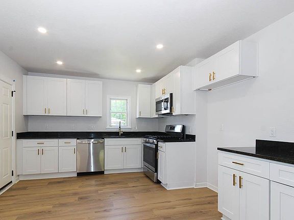 5th image of 423 Fresh Meadow Rd