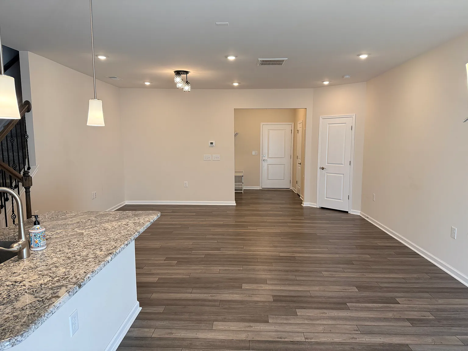3 bed, 1604 sqft, $2,200 — Photo 3
