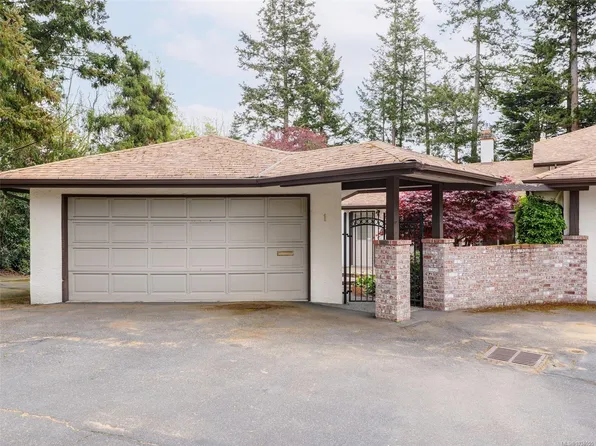 4631 Lochside Dr #1, Saanich, BC V8Y 2S9