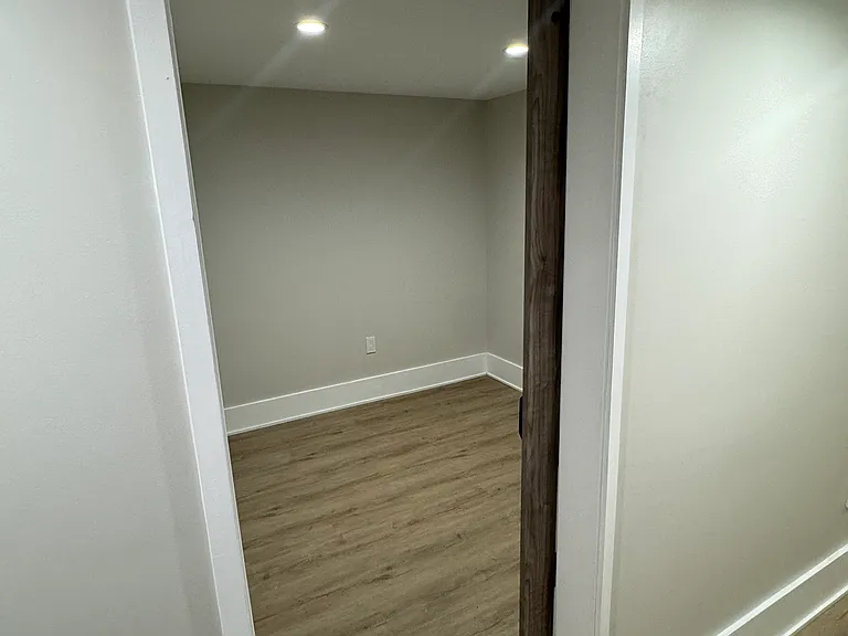 5726 Clarence Ave — Photo 12