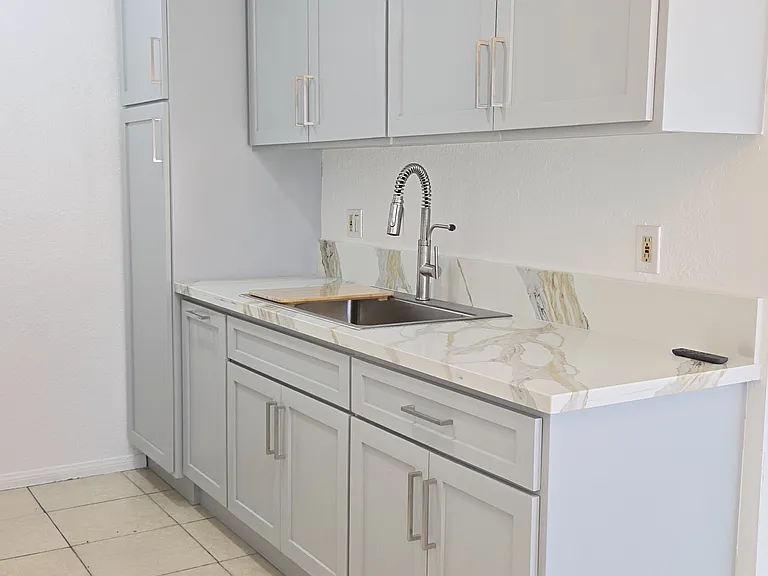 892 Robin Dr — Photo 8