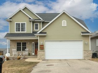 5568 Summerland Dr, Waterloo, IA 50701