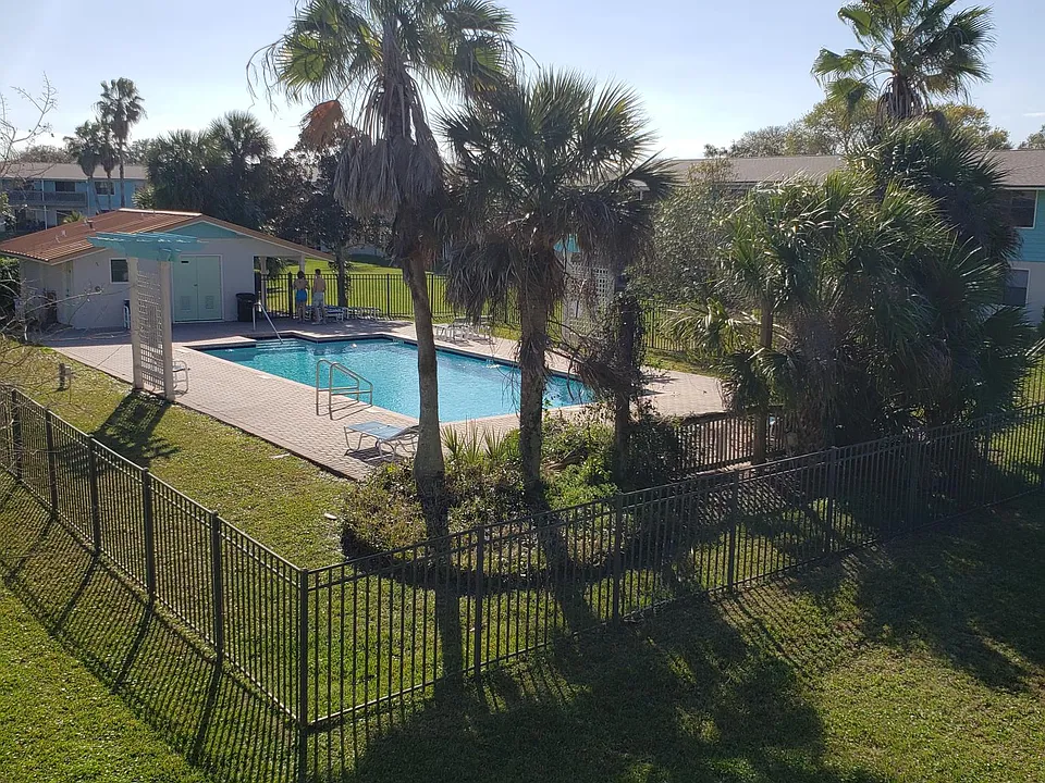 650 W Pope Rd #250