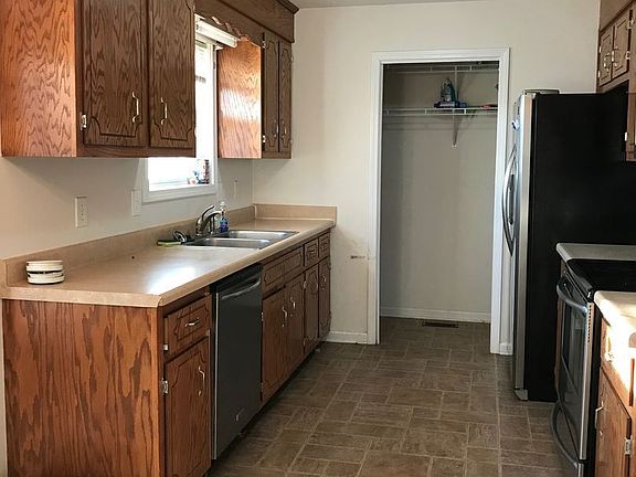 4th image of 305 Eggars Ct