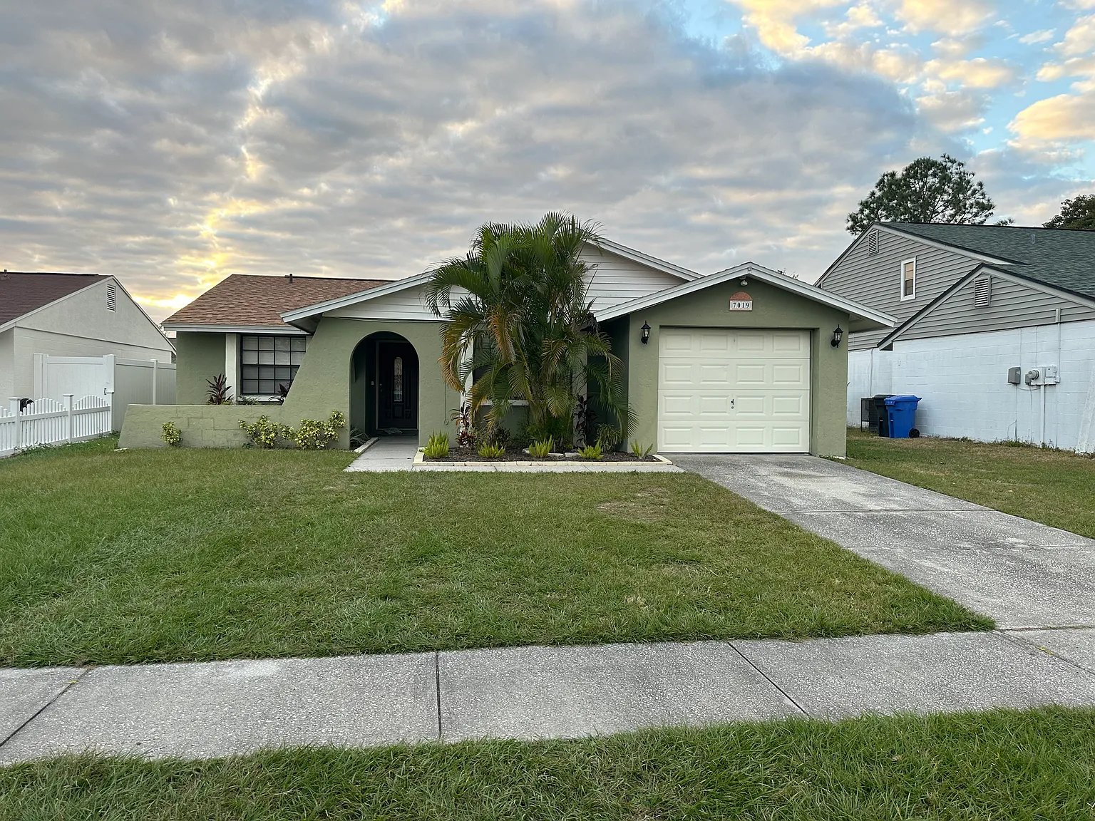 3 bed, 1208 sqft, $2,395 — Photo 2