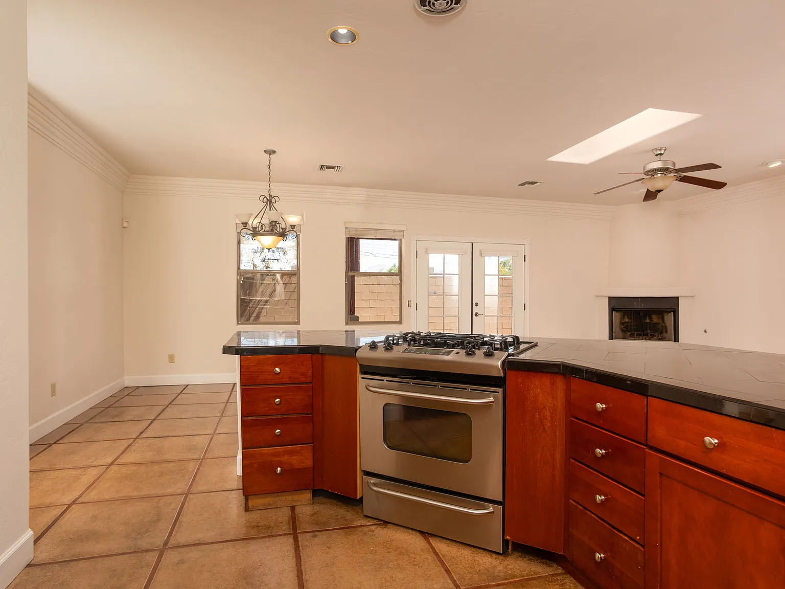 4 bed, 1859 sqft, $2,887 — Photo 4