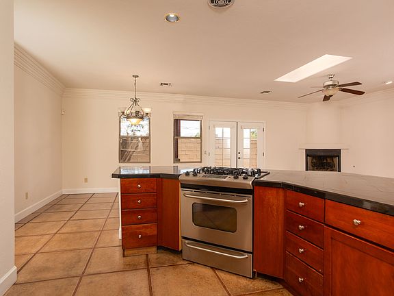 4th image of 1029 E Blanton Dr