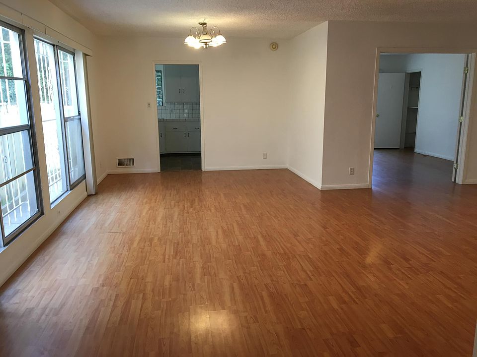 Spacious living/dining room