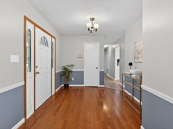 4th image of 4108 Pickwick Dr