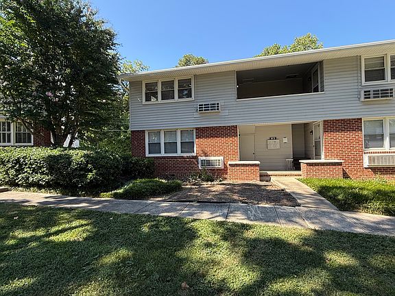 2nd image of 813 Daniels St APT A