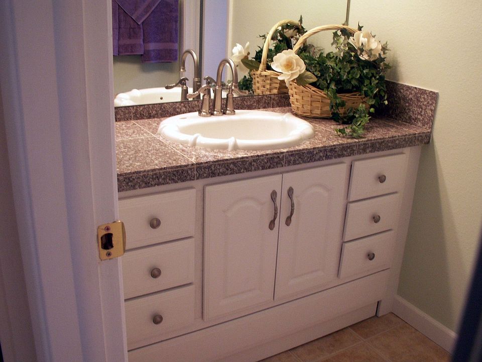 Upstairs Bathrrom-granite top