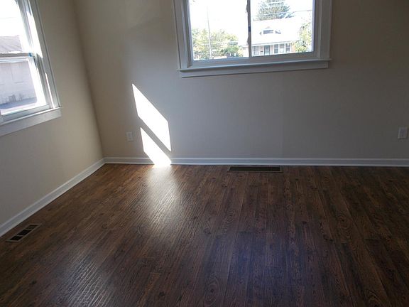 5th image of 858 Stanley Ave