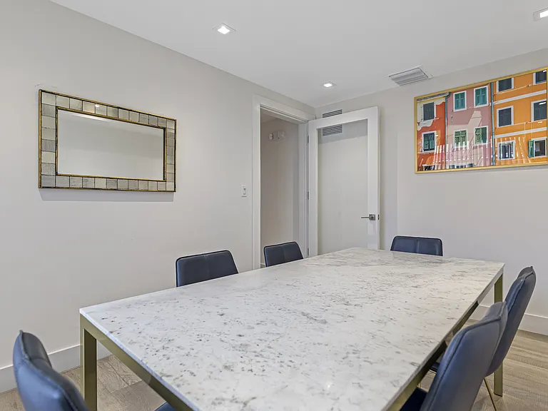 Bella Vista Apartments — Photo 38