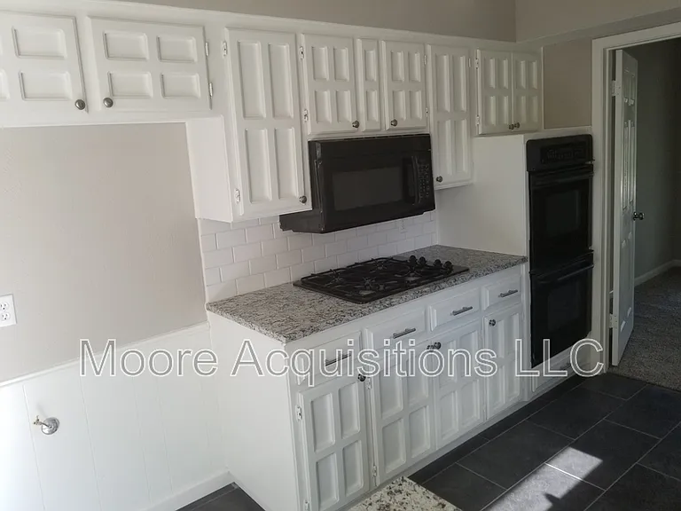 1833 Skyline Dr — Photo 2