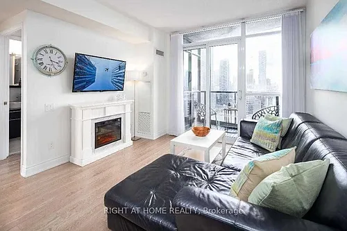 21 Carlton St Photo 1