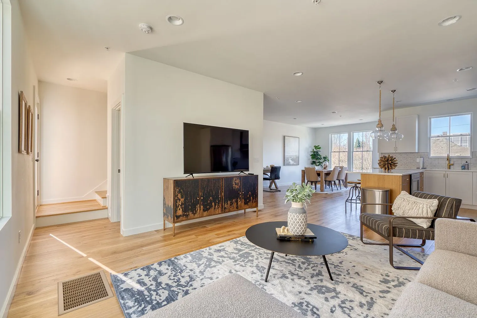 2 bed, 2.0 bath, 2045 sqft, $4,081 — Photo 4