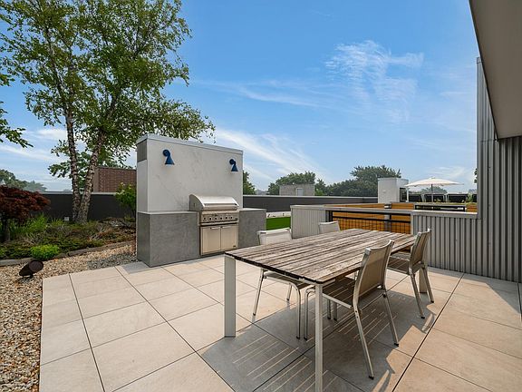 4th image of 2041 W Roscoe St #Penthouse