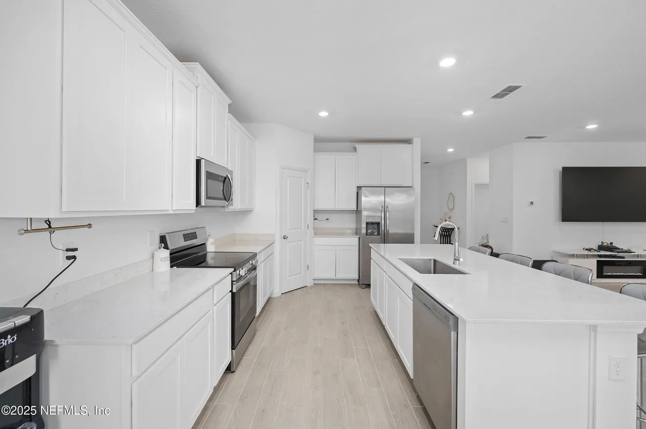 4 bed, 2088 sqft, $2,900 — Photo 3