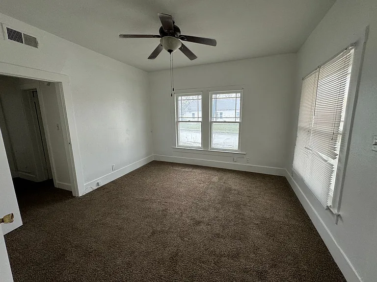 402 NW #D — Photo 7