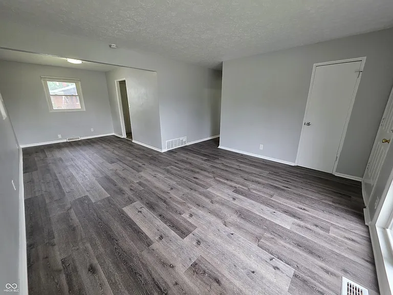 5820 E 40th St — Photo 5