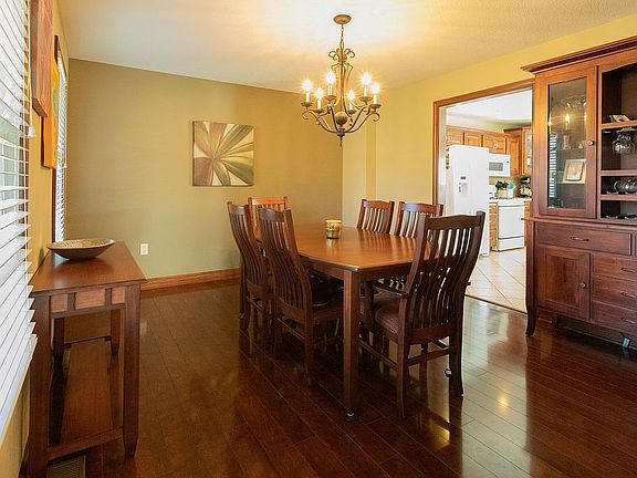 2nd image of 618 Parkdale Dr
