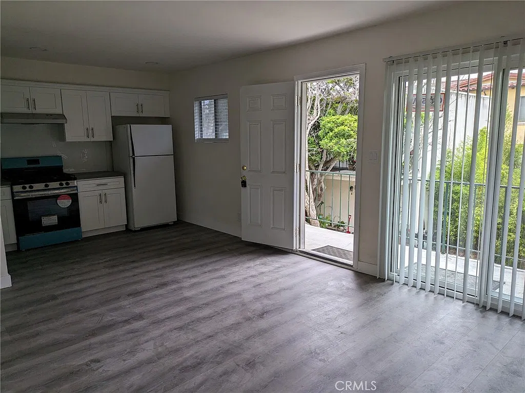 1555 Artesia Blvd — Photo 2